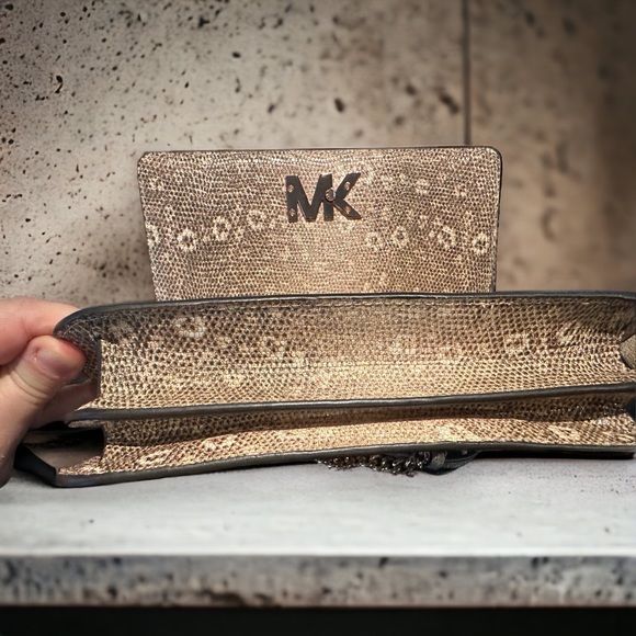 New MICHAEL KORS Oyster Mott Cross Body purse with matching shoes size 7 1/2 - Picture 9 of 17